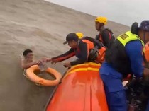 Video: Momen Tim SAR Evakuasi 3 Korban Kapal Tenggelam di Jambi