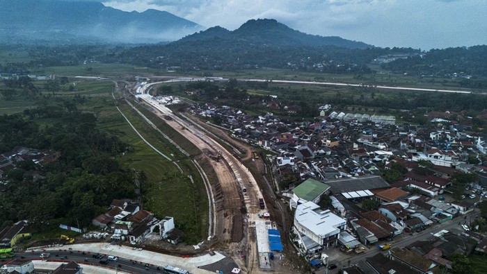Foto udara kendaraan melintas di antara proyek pembangunan Jalan Tol Yogyakarta-Bawen Seksi 6 di Bawen, Kabupaten Semarang, Jawa Tengah, Rabu (7/4/2026). Kementerian PU mencatat per Desember 2025 pembangunan proyek jalan tol akses Yogyakarta-Bawen seksi 6 sepanjang 4,98 km di Kabupaten Semarang yang merupakan salah satu Proyek Strategis Nasional (PSN) itu telah mencapai 88,018 persen dan ditargetkan beroperasi secara fungsional pada Maret 2026 atau bertepatan dengan arus mudik dan balik Idul Fitri 1447 H. ANTARA FOTO/Aprillio Akbar