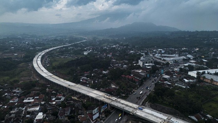 Foto udara kendaraan melintas di antara proyek pembangunan Jalan Tol Yogyakarta-Bawen Seksi 6 di Bawen, Kabupaten Semarang, Jawa Tengah, Rabu (7/4/2026). Kementerian PU mencatat per Desember 2025 pembangunan proyek jalan tol akses Yogyakarta-Bawen seksi 6 sepanjang 4,98 km di Kabupaten Semarang yang merupakan salah satu Proyek Strategis Nasional (PSN) itu telah mencapai 88,018 persen dan ditargetkan beroperasi secara fungsional pada Maret 2026 atau bertepatan dengan arus mudik dan balik Idul Fitri 1447 H. ANTARA FOTO/Aprillio Akbar