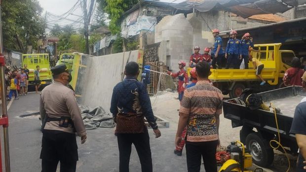 Truk mengangkut material bangunan terguling di Mampang Prapatan, Jaksel. Truk tersebut sempat menutup seluruh badan jalan. (dok Istimewa)