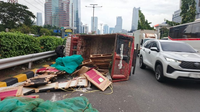Truk Muatan Granit Pecah Ban hingga Terbalik di Tol Dalkot, Lalin Macet