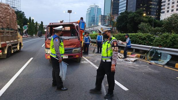 Truk terguling gara-gara ban pecah di Tol Dalam Kota menyebabkan kemacetan ke arah Grogol.