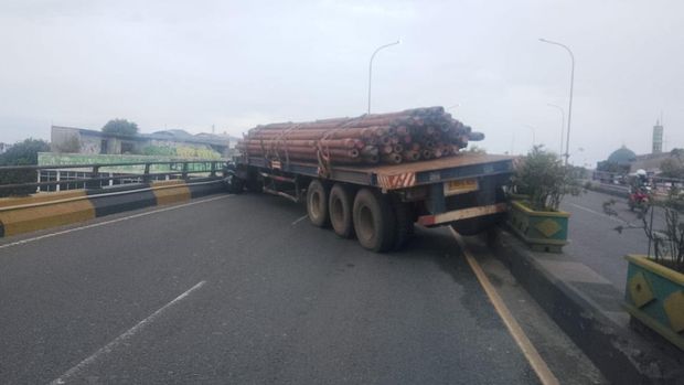 Truk tronton muatan besi melintang di Flyover Ciputat menyebabkan kemacetan, Kamis (8/1/2026).
