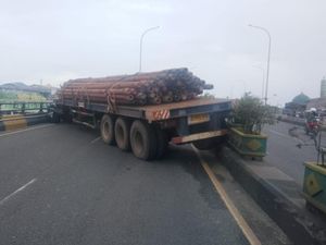 Kecelakaan Truk Tronton di Flyover Ciputat, Sopir Sempat Terjepit