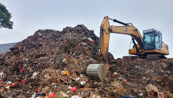 Pasar Induk Kramat Jati Dihantui Sampah Menumpuk hingga Bau Busuk