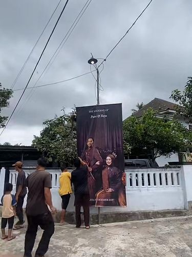 Bukan janur kuning, pengantin di Lumajang, Jawa Timur, ini memasang banner di area pernikahannya mendadak curi atensi warganet. Unggahan tersebut langsung viral di media sosial.