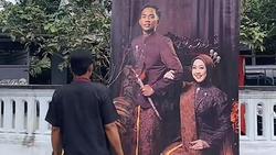 Bukan Janur Kuning, Viral Pengantin di Lumajang Pasang Banner Jadi Sorotan