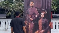 Bukan Janur Kuning, Viral Pengantin di Lumajang Pasang Banner Jadi Sorotan