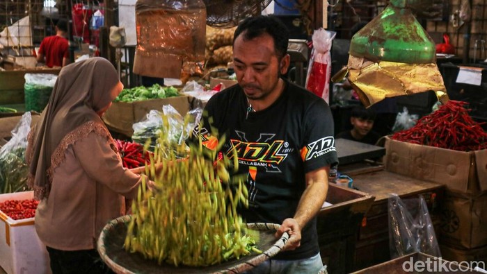 Harga cabai di Pasar Induk Kramat Jati, Jakarta Timur, mengalami penurunan signifikan usai periode Natal dan Tahun Baru (Nataru), Kamis (8/1/2026).