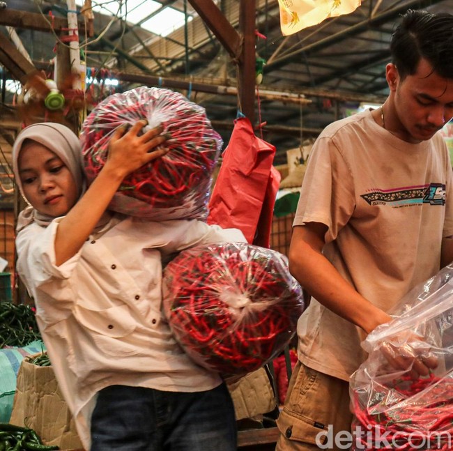 Usai Nataru, Harga Cabai di Pasar Induk Kramat Jati Kembali Normal