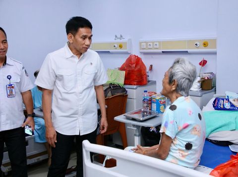 Wamendagri III menjenguk korban kebakaran Panti Jompo yang selamat dan dirawat di RSUD Kota Manado.