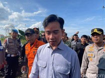 Video: Naik Perahu Karet, Gibran Cek Banjir yang Lebih Sepekan Rendam Banjar