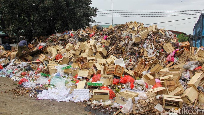 Warga yang bermukim di sekitar Pasar Induk Kramat Jati, Jakarta Timur, mengeluhkan bau sampah yang kian menyengat dan mengganggu aktivitas harian. Kondisi tersebut dirasakan semakin parah pada Kamis (8/1/2026), ketika tumpukan sampah di kawasan pasar terlihat menggunung dan aroma tak sedap tercium hingga ke permukiman warga.
