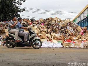Gunungan Sampah di Pasar Induk Kramat Jati Ditargetkan Terangkut 5 Hari