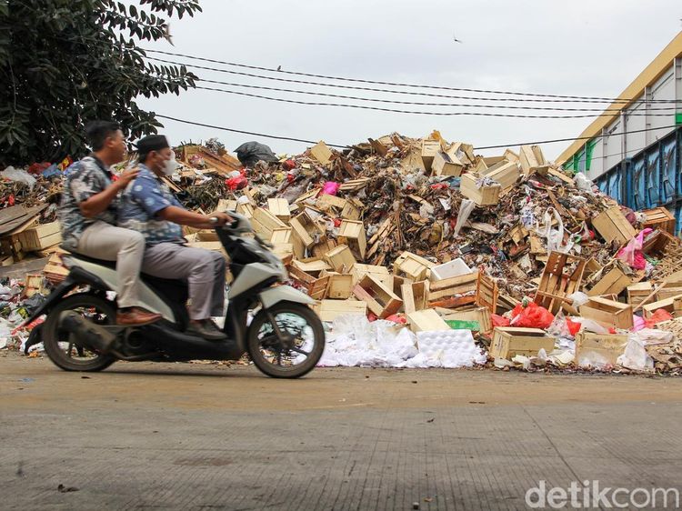 Warga Kramat Jati Resah, Bau Sampah Pasar Kian Menyengat