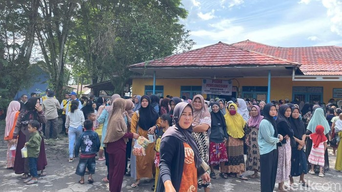 Warga yang antusias menunggu kehadiran Wapres Gibran di Desa Sungai Tabuk Keramat, Banjar, Kamis (8/1/2026).