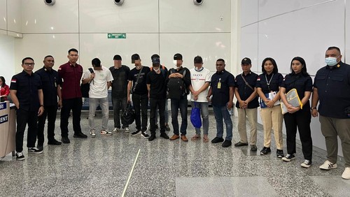 7 orang WNA yang dideportasi melalui Bandara Internasional I Gusti Ngurah Rai. (Dok. Imigrasi Kupang)