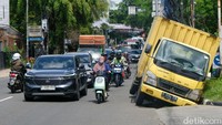 Sebuah truk box terperosok dekat SPBU di Jl RE Martadinata, Ciputat, Tangsel, Jumat (9/1/2026). 
