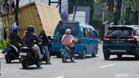 Lalin tersendat menjelang lokasi kejadian. Dari pantauan, tampak pengendara roda dua dan roda empat tetap melintas dengan jarak yang rapat. 