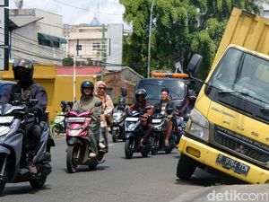 Ada Truk Terperosok di Ciputat, Lalin Tersendat