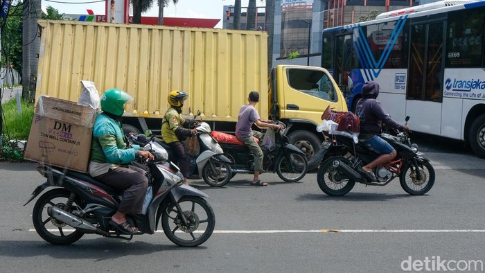 Sebuah truk box terperosok dekat SPBU di Jl RE Martadinata, Ciputat, Tangsel, Jumat (9/1/2026). Lalin tersendat menjelang lokasi kejadian.