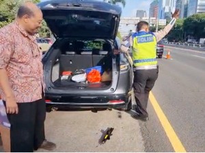 Mobil Pecah Ban di Jalur Contraflow Tol Dalam Kota, Polisi Turun Membantu