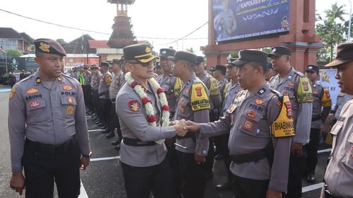 Apel sekaligus perkenalan Kapolres Badung yang baru, AKBP Joseph Edward Purba, di Polres Badung, Jumat (9/1). (Agus Eka)