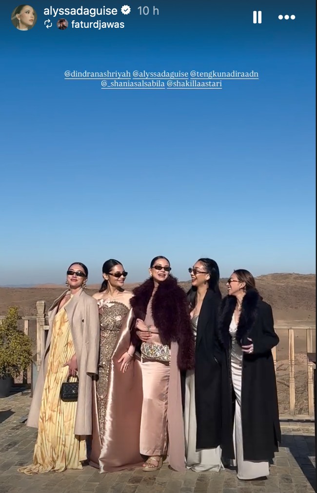 Tampil glamor, para artis yang hadir juga tampak membawa coat dan mantel bulu tambahan yang membuat penampilannya lebih ekstra. Alyssa Daguise sendiri memilih memadukan dress dusty pink dengan mantel bulu warna senada. Penampilannya makin stylish dengan kaca mata hitam. Foto: Instagram