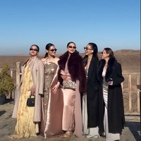 Tampil glamor, para artis yang hadir juga tampak membawa coat dan mantel bulu tambahan yang membuat penampilannya lebih ekstra. Alyssa Daguise sendiri memilih memadukan dress dusty pink dengan mantel bulu warna senada. Penampilannya makin stylish dengan kaca mata hitam. Foto: Instagram