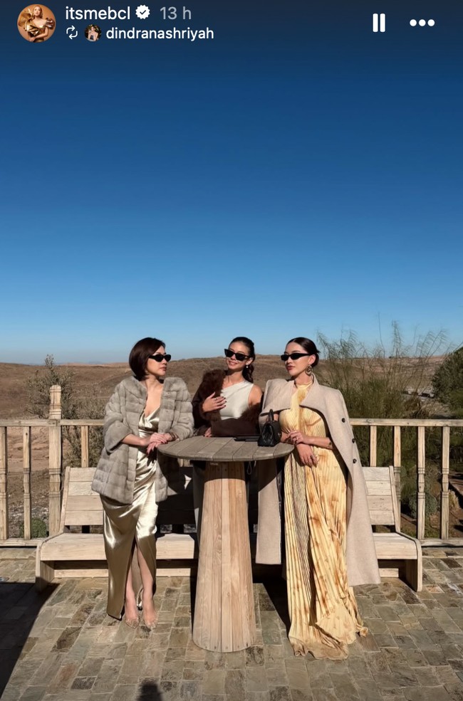 Bunga Citra Lestari juga tak ketinggalan. Ia tampak memadukan dress panjang warna champagne dengan mantel tebal senada. Penampilannya kian memukau dengan kaca mata hitam. Foto: Instagram