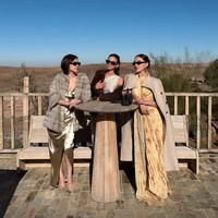 Bunga Citra Lestari juga tak ketinggalan. Ia tampak memadukan dress panjang warna champagne dengan mantel tebal senada. Penampilannya kian memukau dengan kaca mata hitam. Foto: Instagram