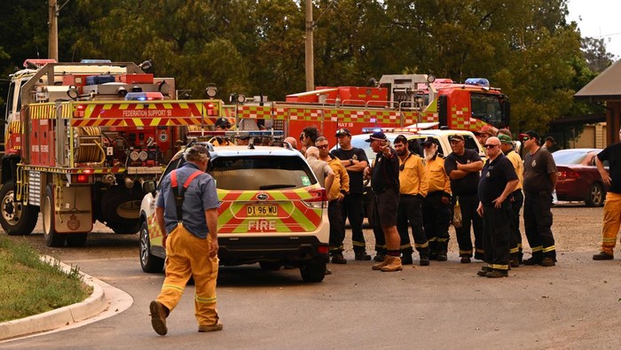 Members of the Country Fire Authority (CFA) and the NSW Rural Fire Service (NSW RFA) gather at a staging area outside Seymour, as out-of-control fires burn across Victoria, Australia, January 9, 2026.   AAP/Joel Carrett via REUTERS    ATTENTION EDITORS - THIS IMAGE WAS PROVIDED BY A THIRD PARTY. NO RESALES. NO ARCHIVE. AUSTRALIA OUT. NEW ZEALAND OUT. NO COMMERCIAL OR EDITORIAL SALES IN NEW ZEALAND. NO COMMERCIAL OR EDITORIAL SALES IN AUSTRALIA.