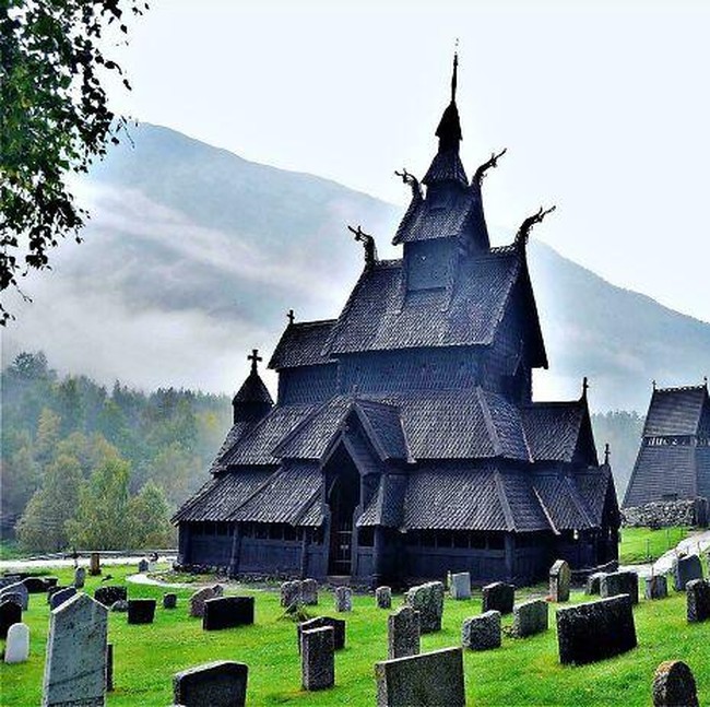 Aura Gelapnya Nyata, Deretan Bangunan Ini Terlihat Seperti Sarang Iblis