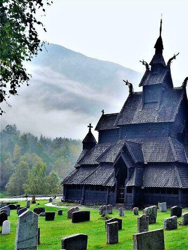 Aura Gelapnya Nyata, Deretan Bangunan Ini Terlihat Seperti Sarang Iblis