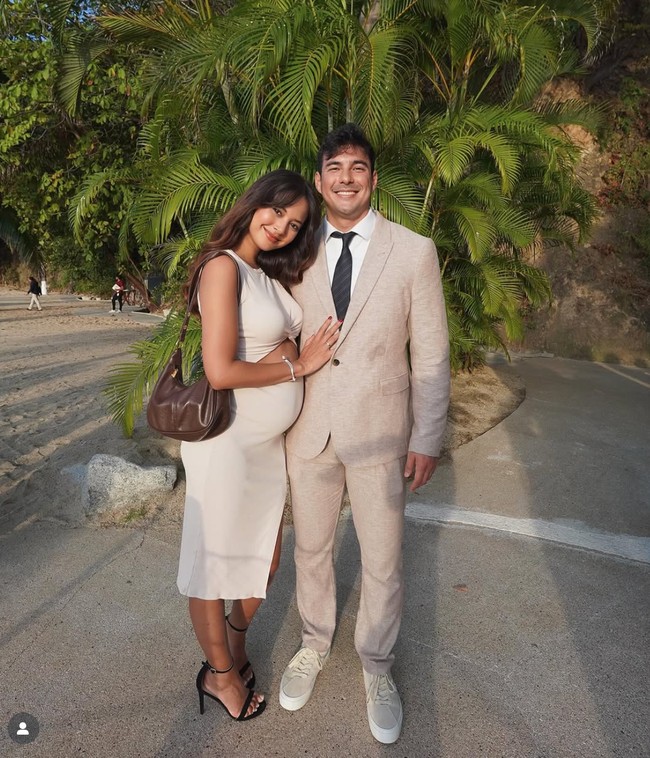 Dengan baby bump yang sudah semakin besar, penampilan Aurelie tetap terlihat cantik dan stylish. Wanita 32 tahun itu bahkan masih bisa menggunakan high heels meski tengah hamil besar. Foto: Instagram/@aurelie