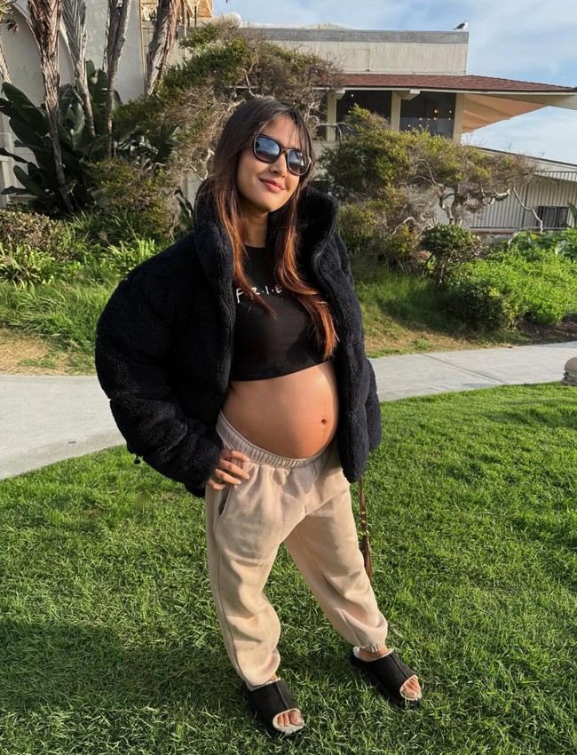 Pamer bare baby bump dengan penampilannya yang natural dan effortless, Aurelie tetap terlihat cantik. Bumil cakep banget, tulis salah satu komentar. The bump looks good on you mama, komentar lain. Foto: Instagram/@aurelie