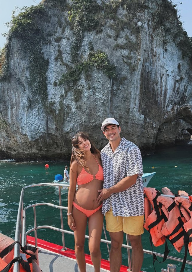 Bare baby bump di perut Aurelie kembali terlihat saat dirinya berlibur bersama suami ke Mexico. Kenakan bikini oranye, penampilan bumil tetap menawan. Foto: Instagram/@aurelie