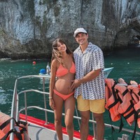 Bare baby bump di perut Aurelie kembali terlihat saat dirinya berlibur bersama suami ke Mexico. Kenakan bikini oranye, penampilan bumil tetap menawan. Foto: Instagram/@aurelie