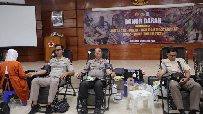 Baksos donor darah TNI-Polri di PMI Surabaya