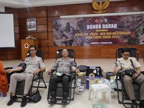 Panitia Natal TNI-Polri Gelar Baksos Donor Darah di PMI Surabaya