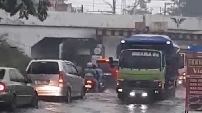 Jalan Raya Gempol, Pasuruan, tepat di bawah Jembatan Viaduk terendam banjir