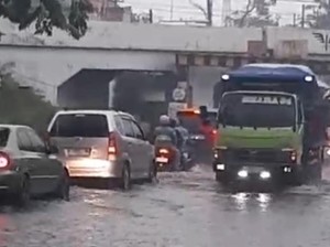 Hujan Lebat, Jalan Gempol Pasuruan Bawah Jembatan Viaduk Banjir