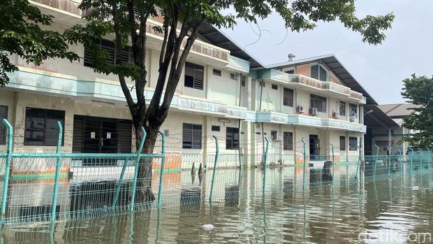 Banjir merendam area industri di Jalan Coaster, Kelurahan Tanjungmas, Kecamatan Semarang Utara, Kota Semaeang, Jumat (9/1/2026). Banjir merendam area industri di Jalan Coaster, Kelurahan Tanjungmas, Kecamatan Semarang Utara, Kota Semaeang, Jumat (9/1/2026).
