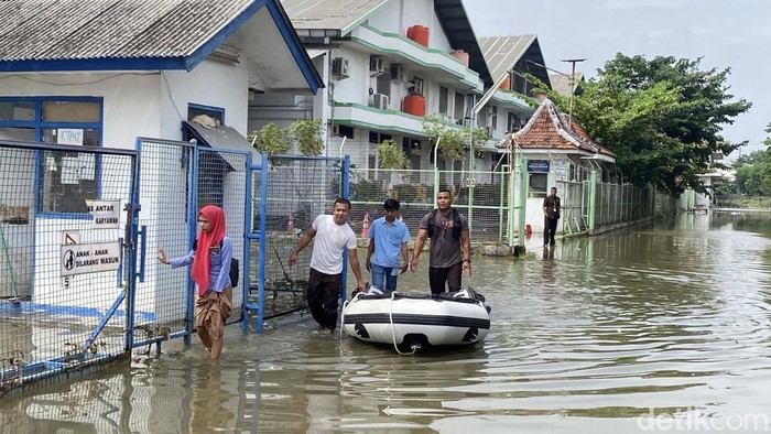 Banjir merendam area industri di Jalan Coaster, Kelurahan Tanjungmas, Kecamatan Semarang Utara, Kota Semaeang, Jumat (9/1/2026).