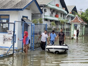 Curhat Pekerja Terjebak Banjir di Tanjung Mas Semarang, Pasrah Gaji Dipotong