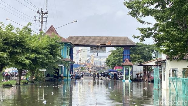 Banjir merendam area industri di Jalan Coaster, Kelurahan Tanjungmas, Kecamatan Semarang Utara, Kota Semarang, Jumat (9/1/2026).