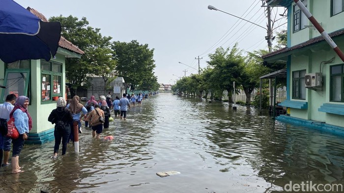 Tanjung Mas Semarang Banjir, Pekerja Nekat Terjang Air Selutut