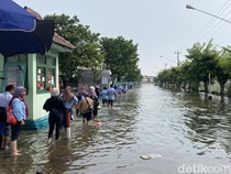 Tanjung Mas Semarang Banjir, Pekerja Nekat Terjang Air Selutut
