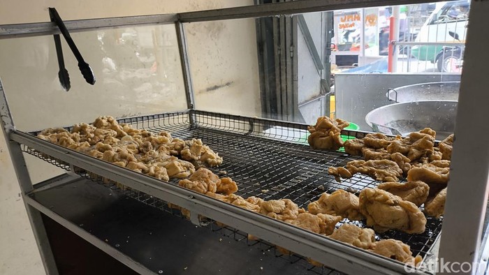 Sensasi Menikmati Batagor Legendaris di Pasar Simpang Dago