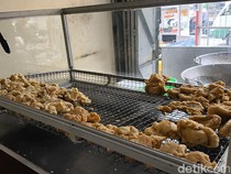 Sensasi Menikmati Batagor Legendaris di Pasar Simpang Dago